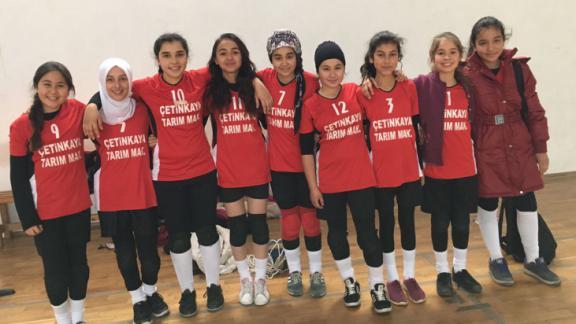 Şehit Hüdayi Çınar Ortaokulu voleybol takımı grubunda 1. olarak Afyonkarahisarda turnuvaya devam etme hakkı kazanmıştır. Başarılar dileriz.